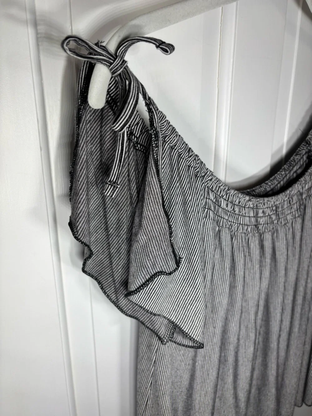 American Eagle Off-Shoulder Flutter Sleeve Women’s XL Black White Stripe Top - Picture 3 of 9